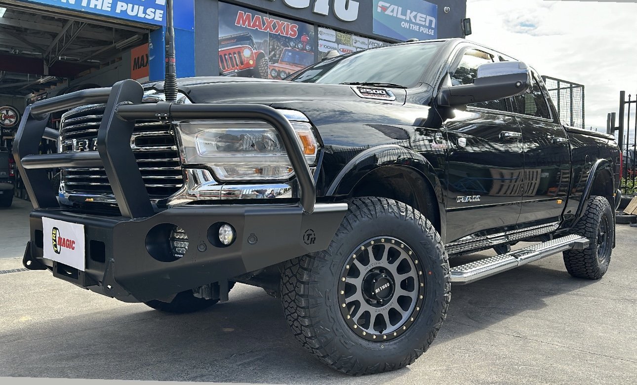 RAM 2500 - Method 305 Titanium P18 - Maxxis Razr AT811