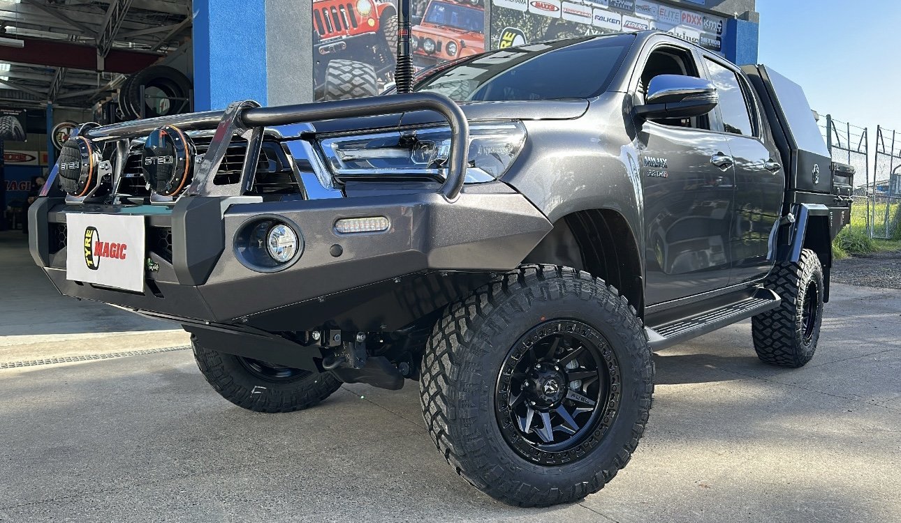 Toyota Hilux - Fuel Covert - Maxxis Razr MT772