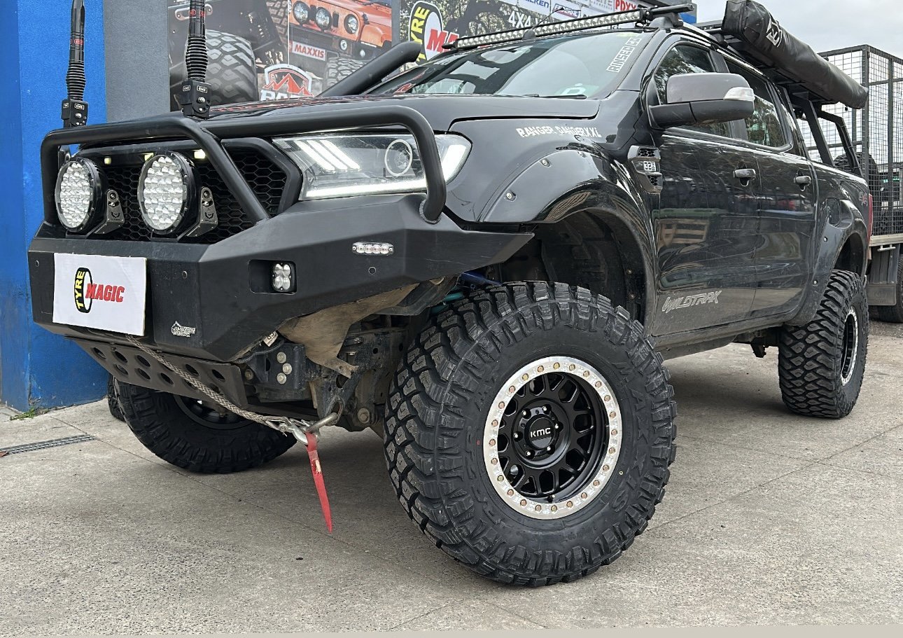 Ford Ranger - KMC KM235 Grenade - Maxxis Razr MT772