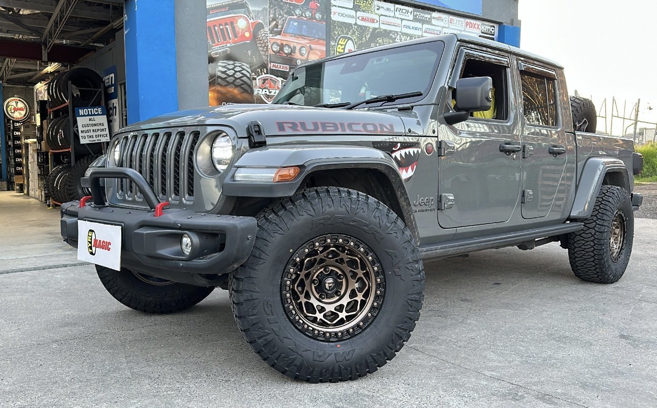 Jeep Rubicon - Fuel Unit - Maxxis Razr AT811