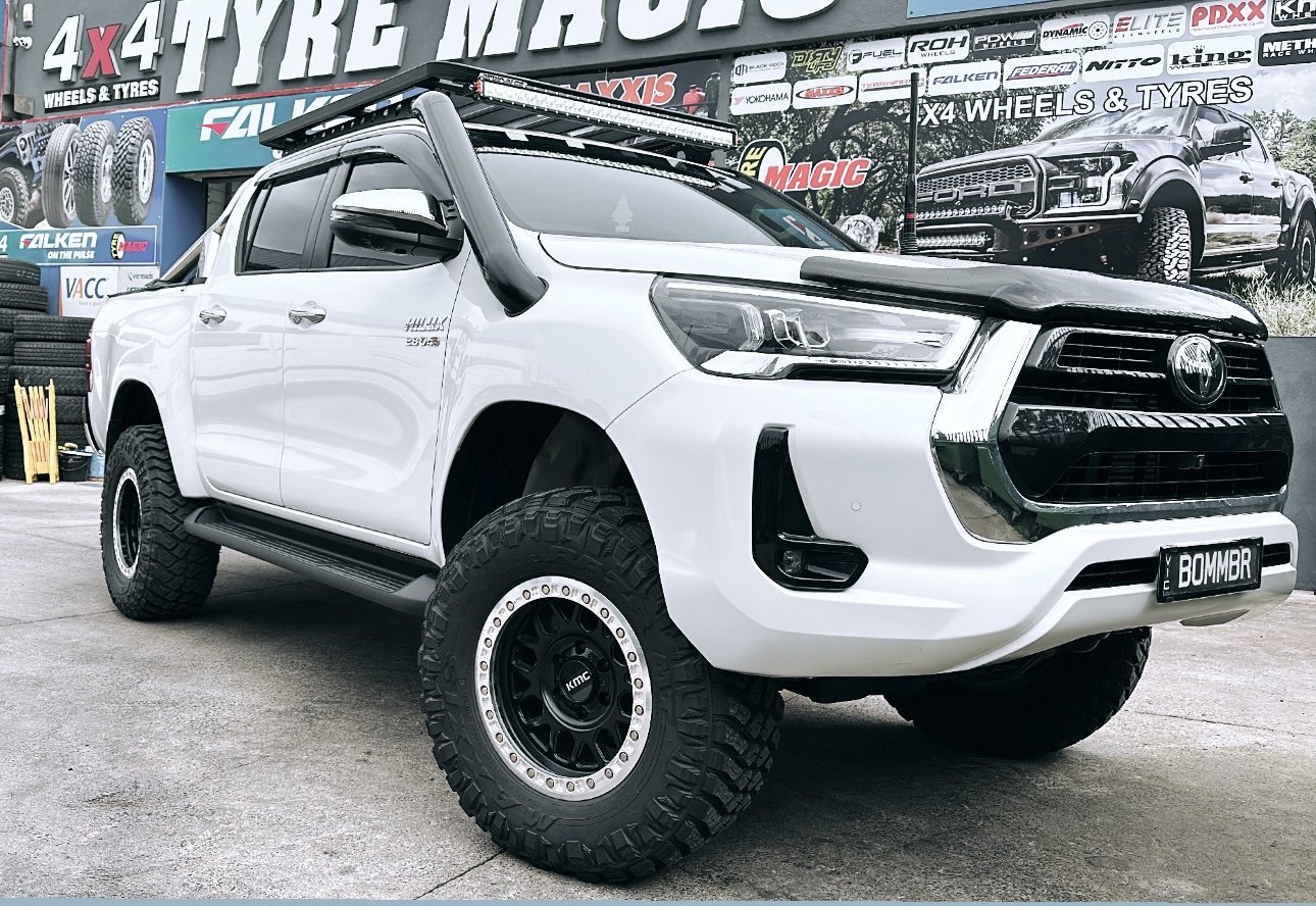 Toyota Hilux - KMC KM235 Grenade - Maxxis Razr MT772