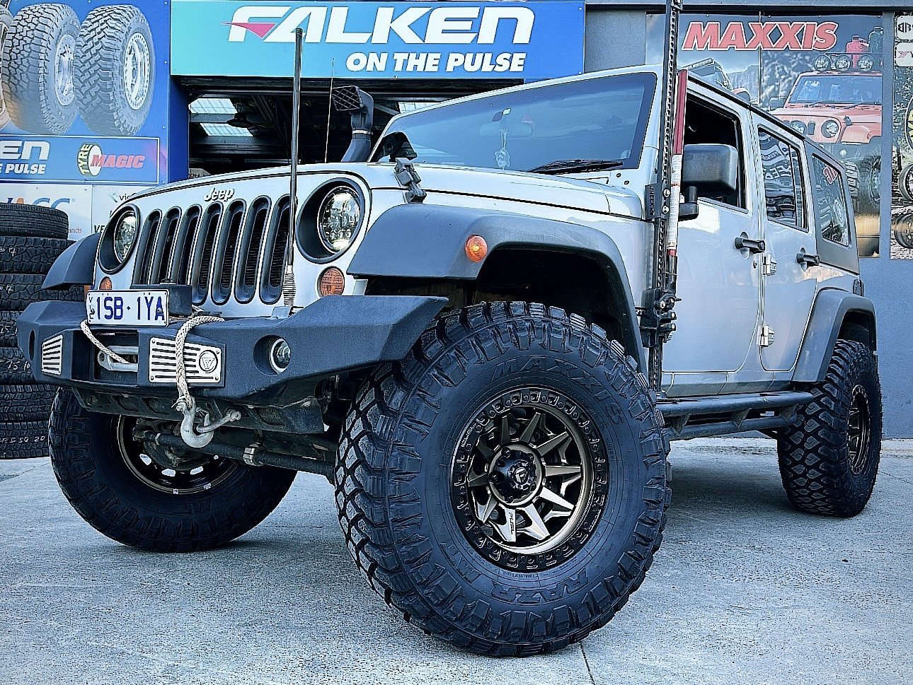 Jeep Wrangler - Fuel Covert - Maxxis Razr MT772