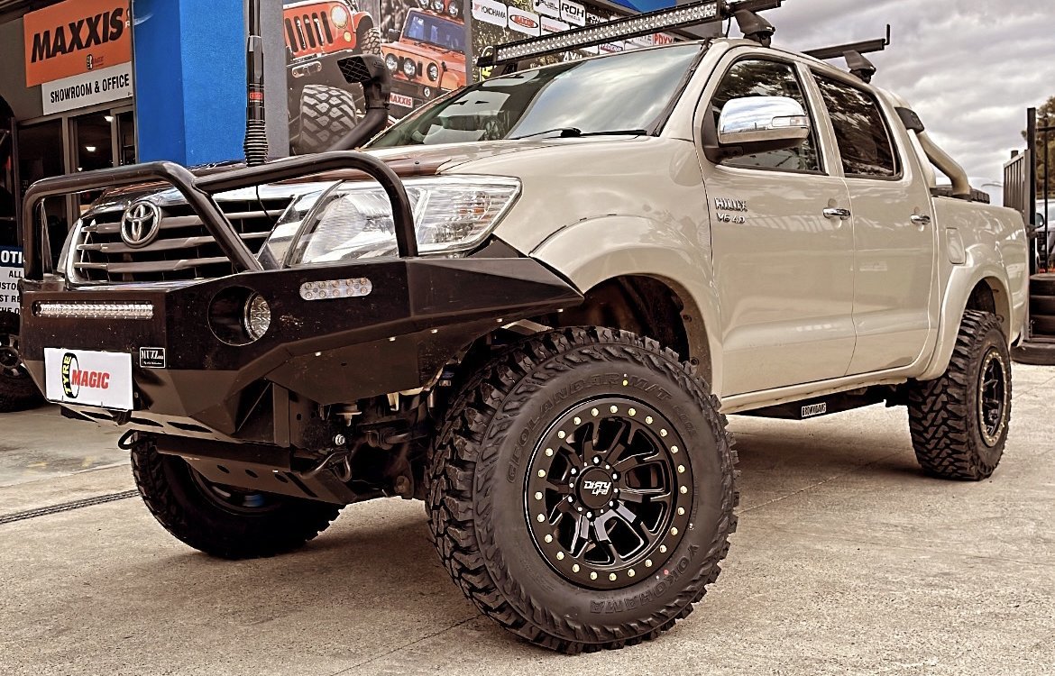 Toyota Hilux - Dirty Life DT1 - Yokohama g003