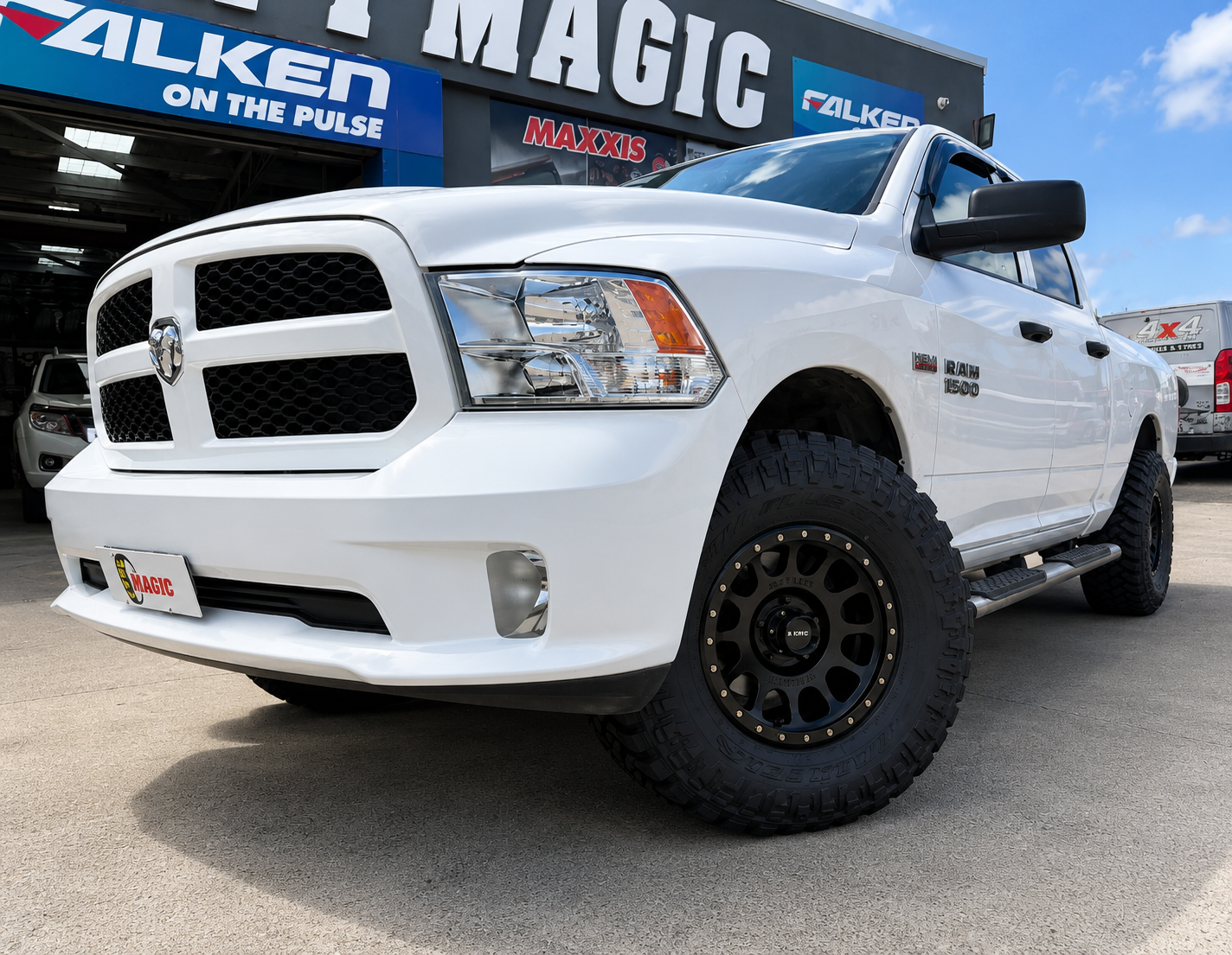 RAM 1500 - Method 305 Matte Black - Maxxis Razr MT772
