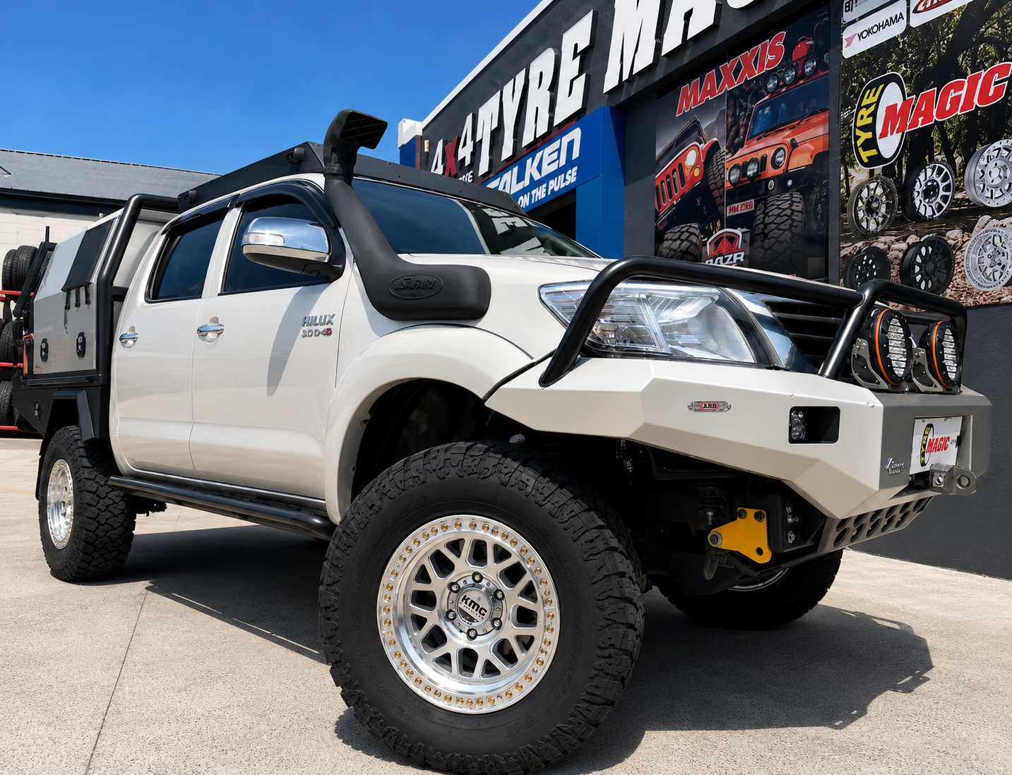 Toyota Hilux - KMC GRS KM549 P0 Machined - Maxxis Razr At811