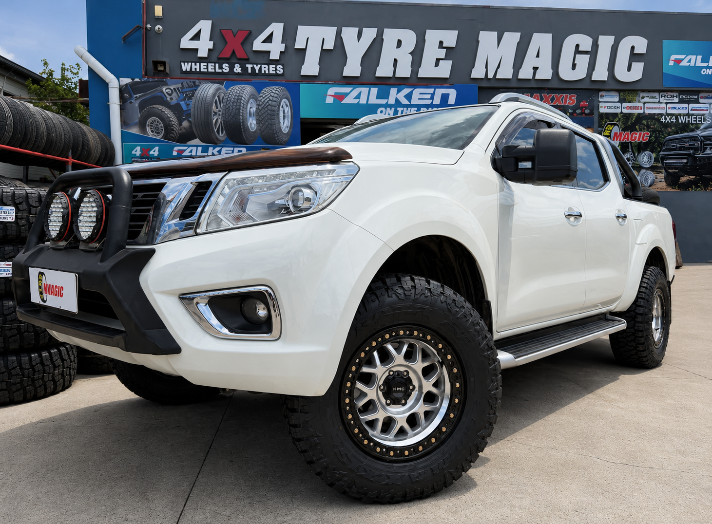 Nissan Navara - KMC GRS KM549 - Maxxis Razr AT811