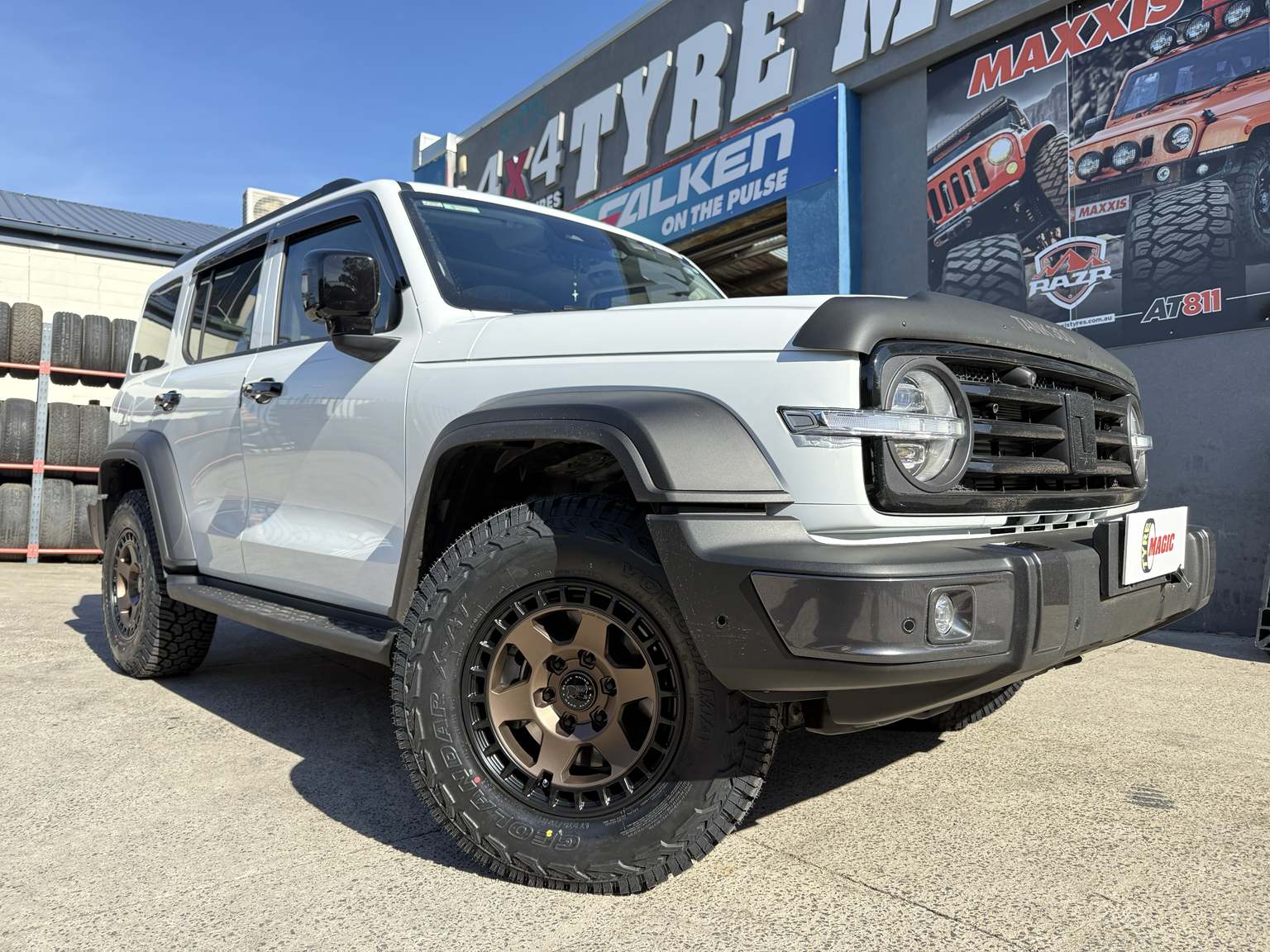 Tank 300 - Black Rhino Bahari Bronze - Yokohama XAT G016