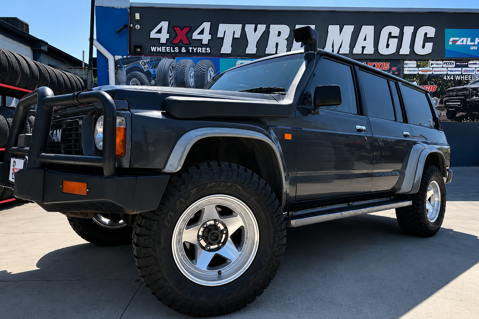 Nissan Patrol GQ - PDW Rockcrush - Maxxis Razr AT811