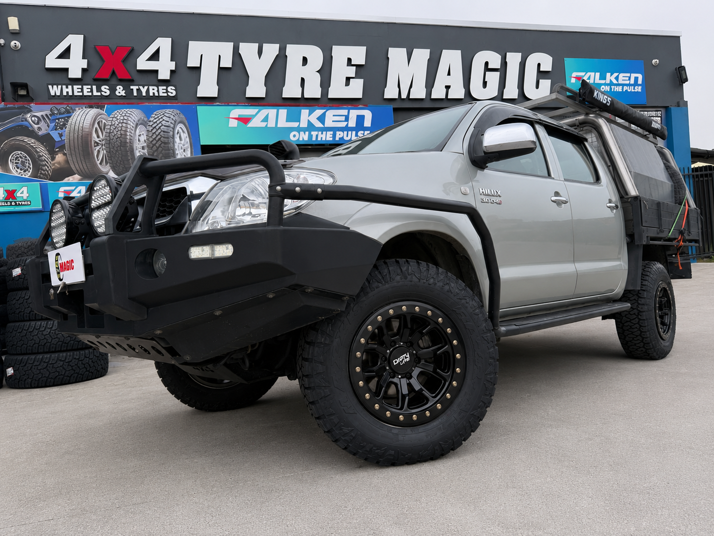 Toyota Hilux - Dirty Life DT1 Black P0 - Maxxis Razr AT811