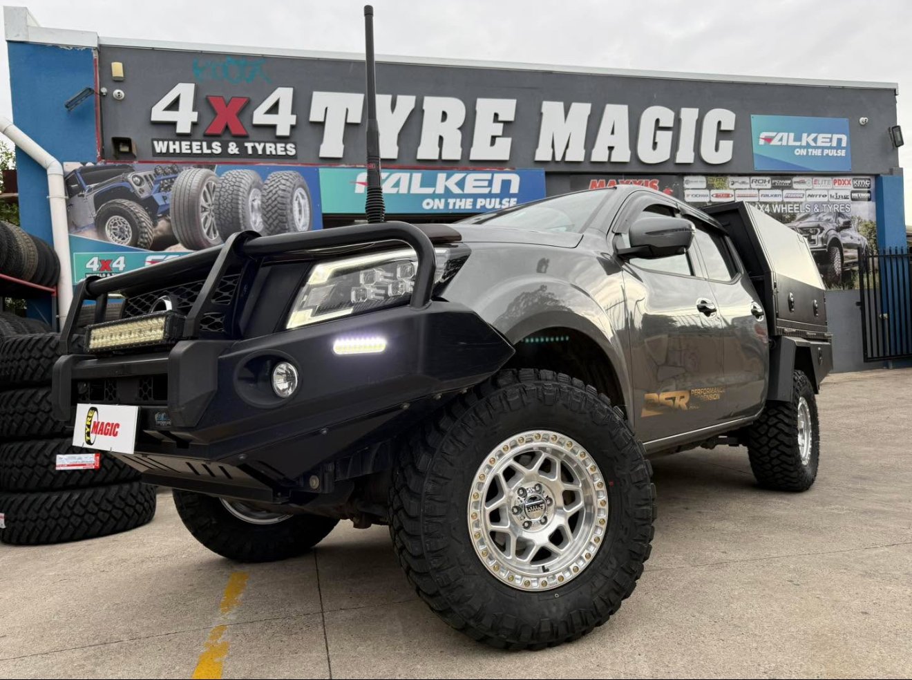 Nissa Navara D23 - KMC Torx KM553 - Maxxis Razr MT772