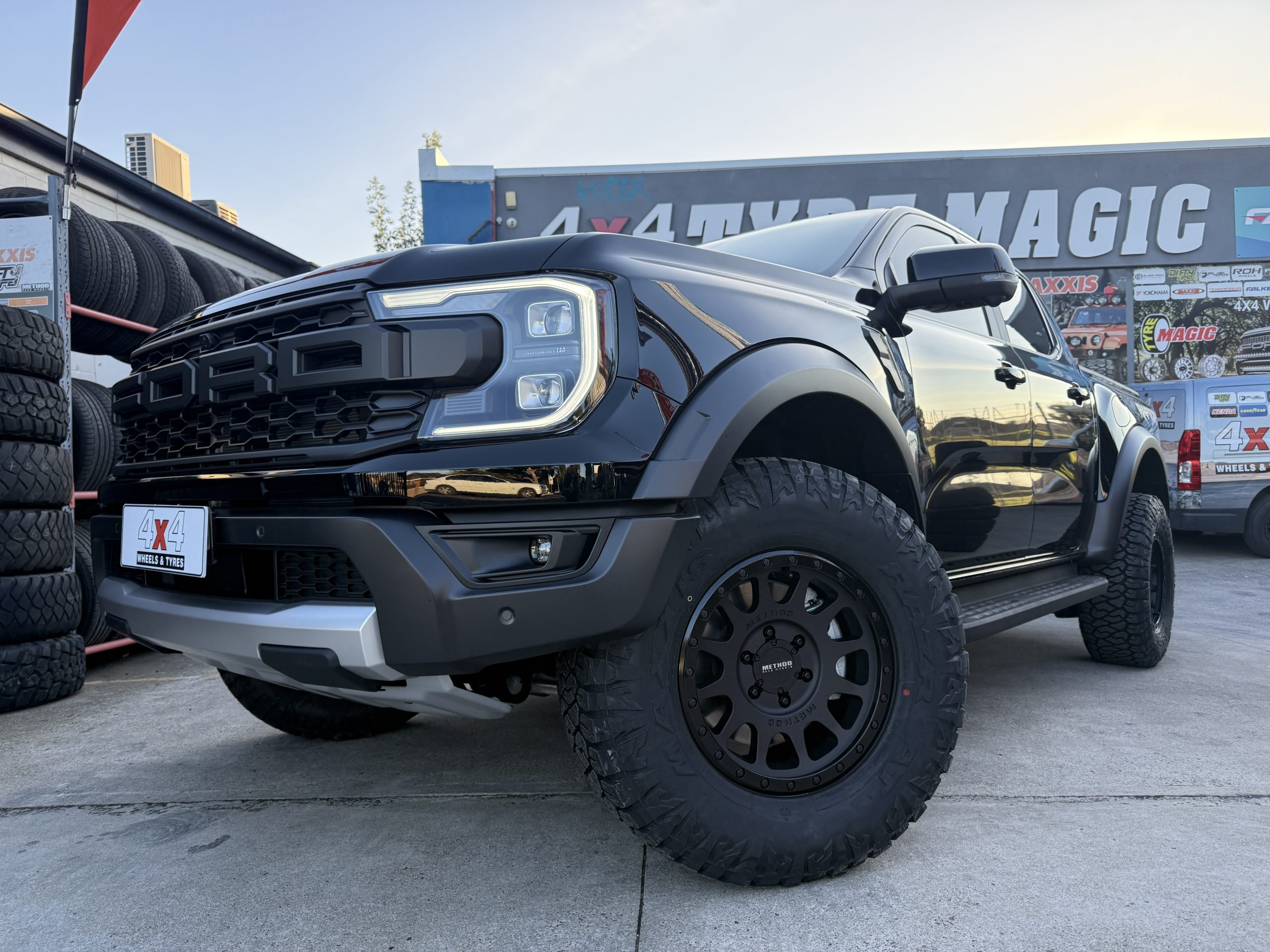 Ford Ranger Raptor - Method 305 P25 Double Black - Maxxis Razr AT811