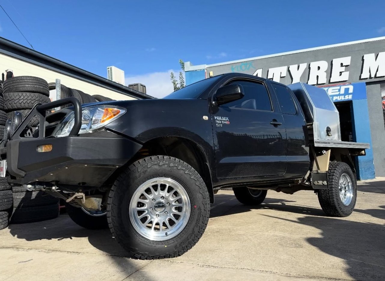 Toyota Hilux - KMC KM733 Impact FFT - Falken Wildpeak