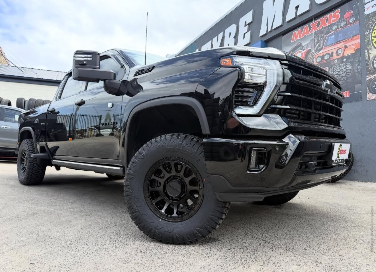 Chevrolet 2500 - Maxxis Razr AT811 - Method 709