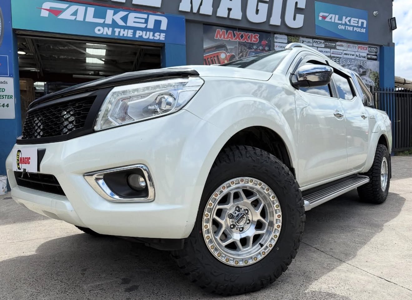 Nissan Navara - KMC Torx KM553 - Maxxis Razr AT811
