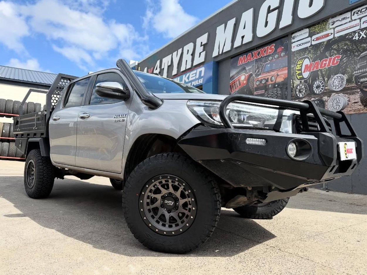 Toyota Hilux - Dirty Life Enigma Pro - Maxxis Razr AT811