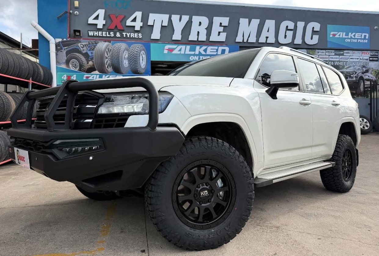 Toyota Landcruiser 300 series - King Hurricane - Maxxis Razr AT811