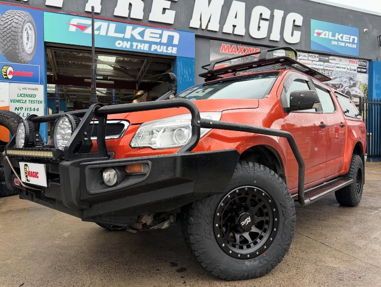 Holden Colorado - Dirty Life Enigma Pro- Maxxis Razr AT811