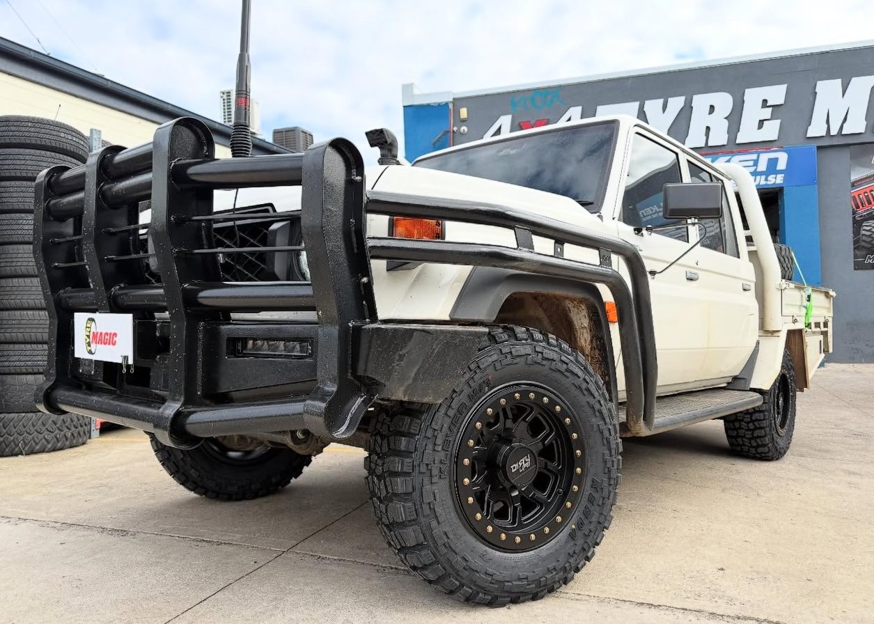 Toyota Landcruiser 70 series - Dirty Life DT1 - Kenda Klever Tyres
