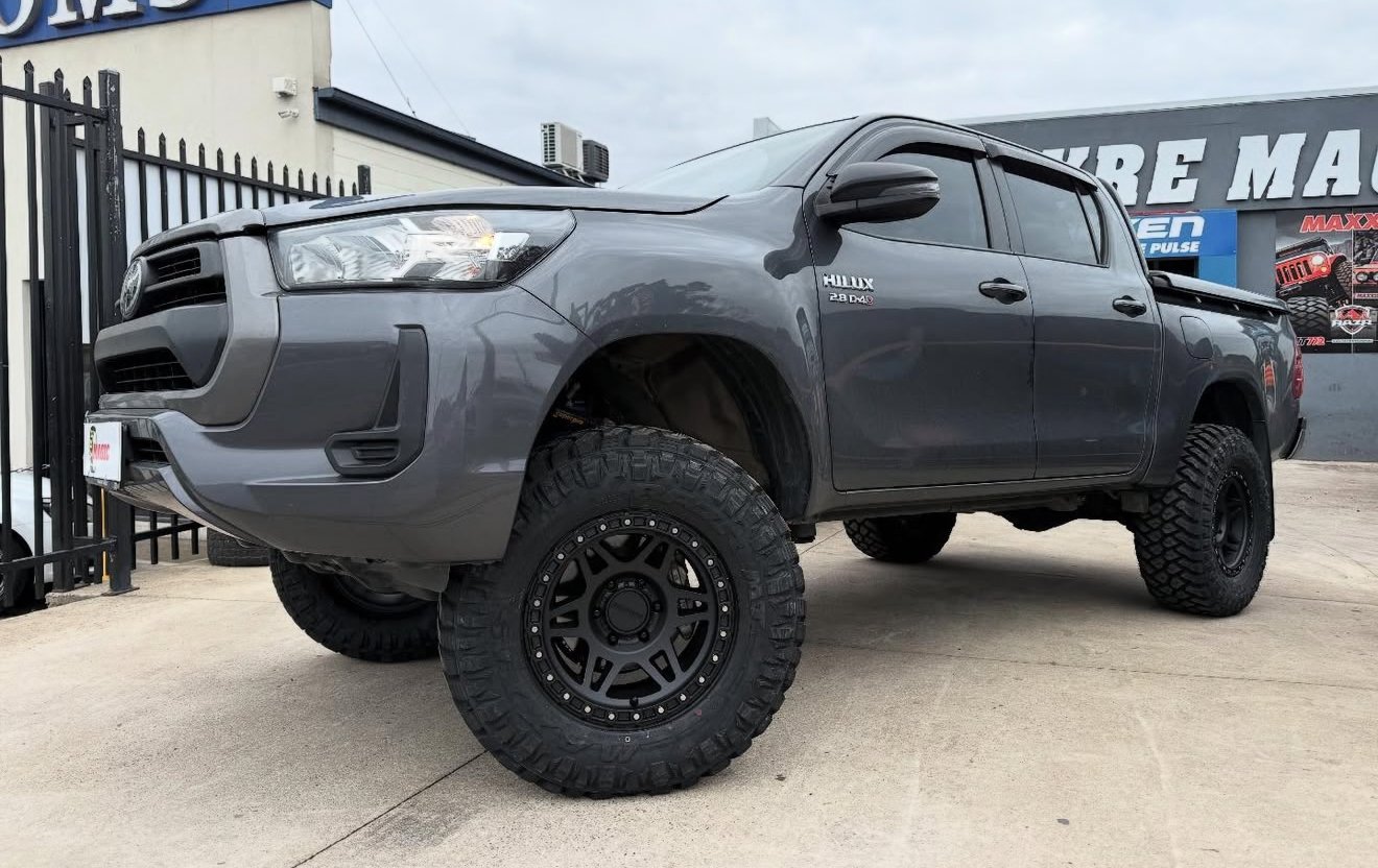 Toyota Hilux - Method 312 Matte Black - Maxxis Razr MT772