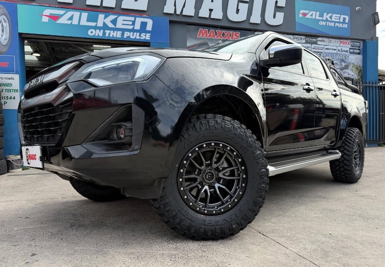 Isuzu D-MAX - FUEL REBEL D680 - Maxxis Razr AT811