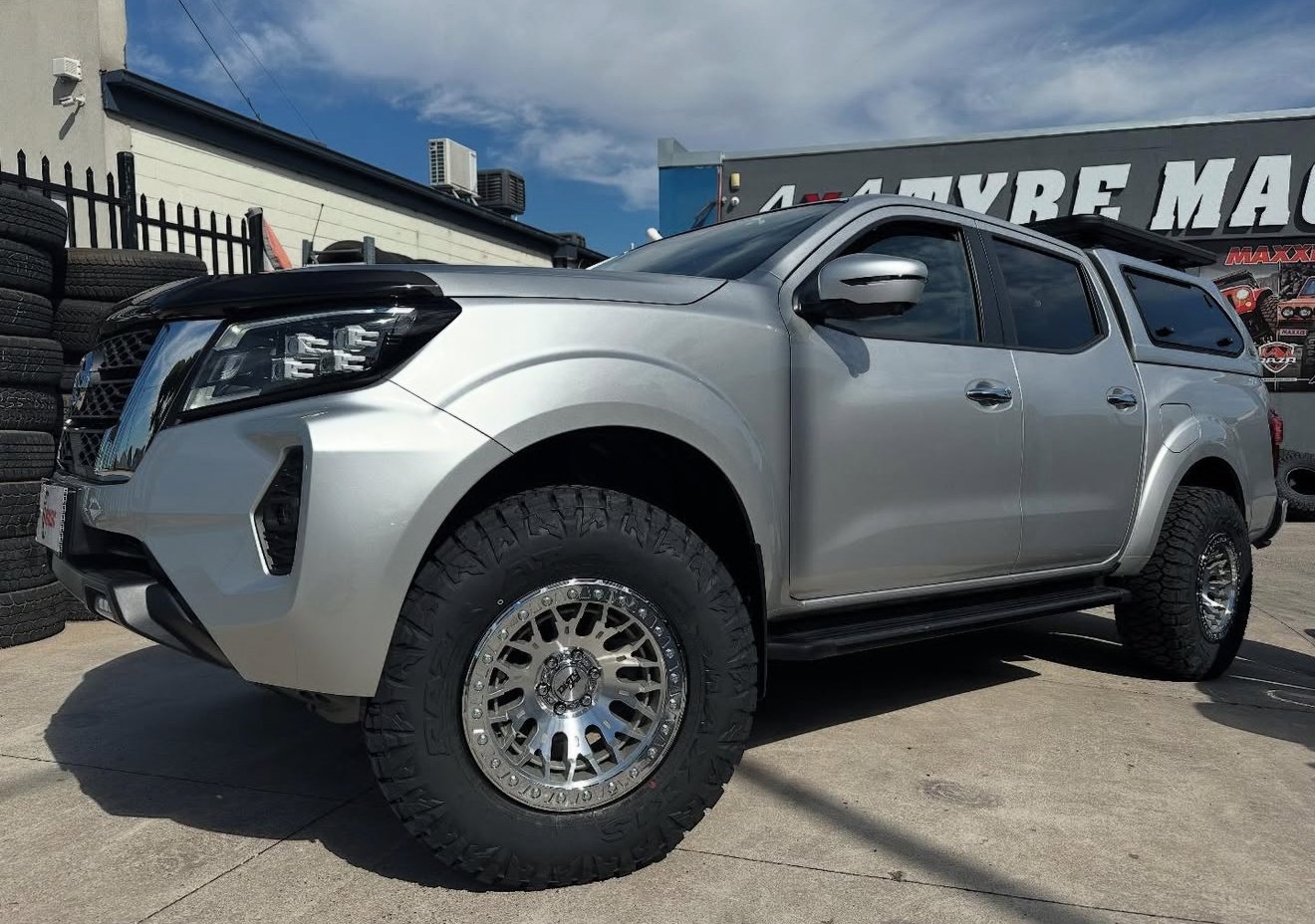 Nissan Navara D23 - Dirty Life DT3 Machined - Maxxis Razr AT811