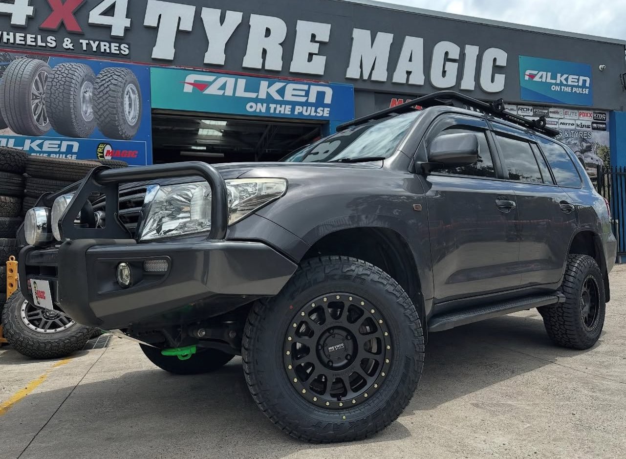 Toyota Landcruiser 200 series - Method 305 P25 Matte blak - Falken Wildpeak
