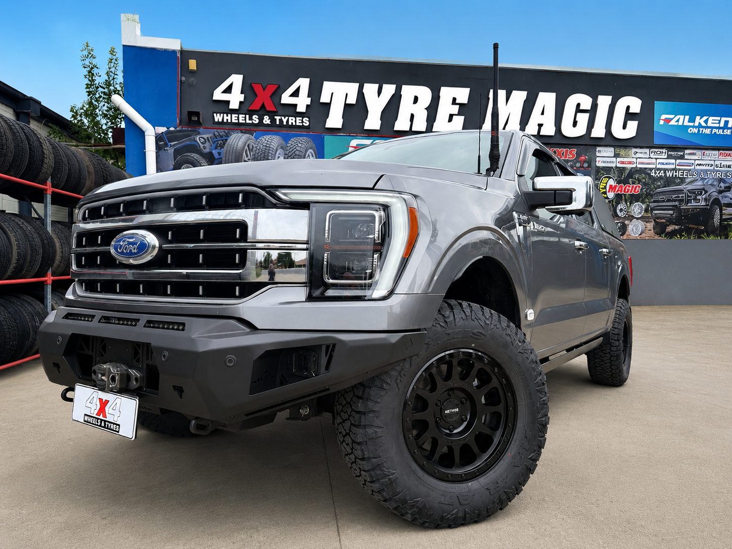 FORD F150 - Method 305 Double Black P18 - Maxxis Razr AT811