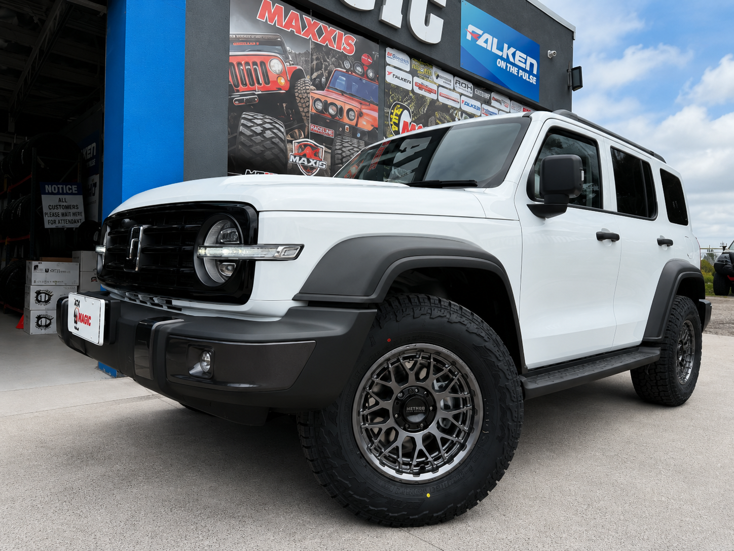 TANK 300 - KMC Technic KM722 P18 - Falken Wildpeak At3w