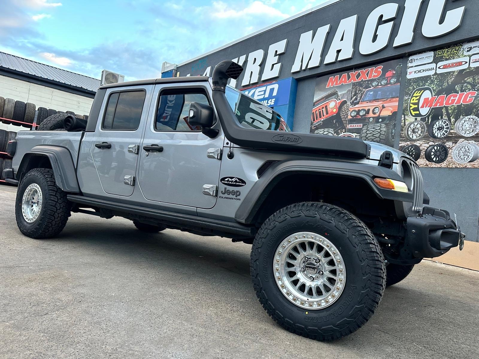 Jeep Rubicon - KMC IMS KM552 - Yokohama XAT