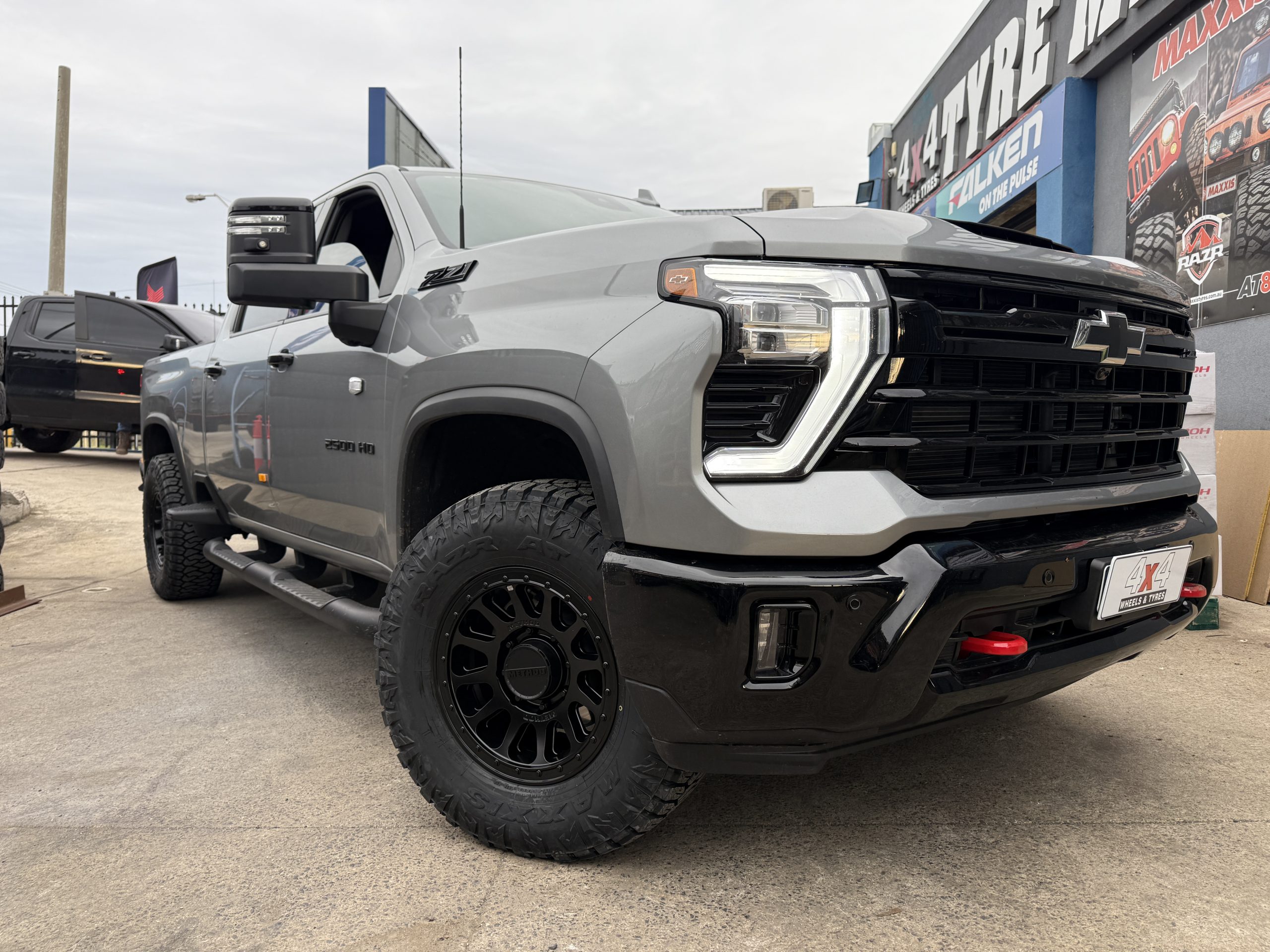Chevrolet 2500 - Method 709 - Maxxis Razr AT811