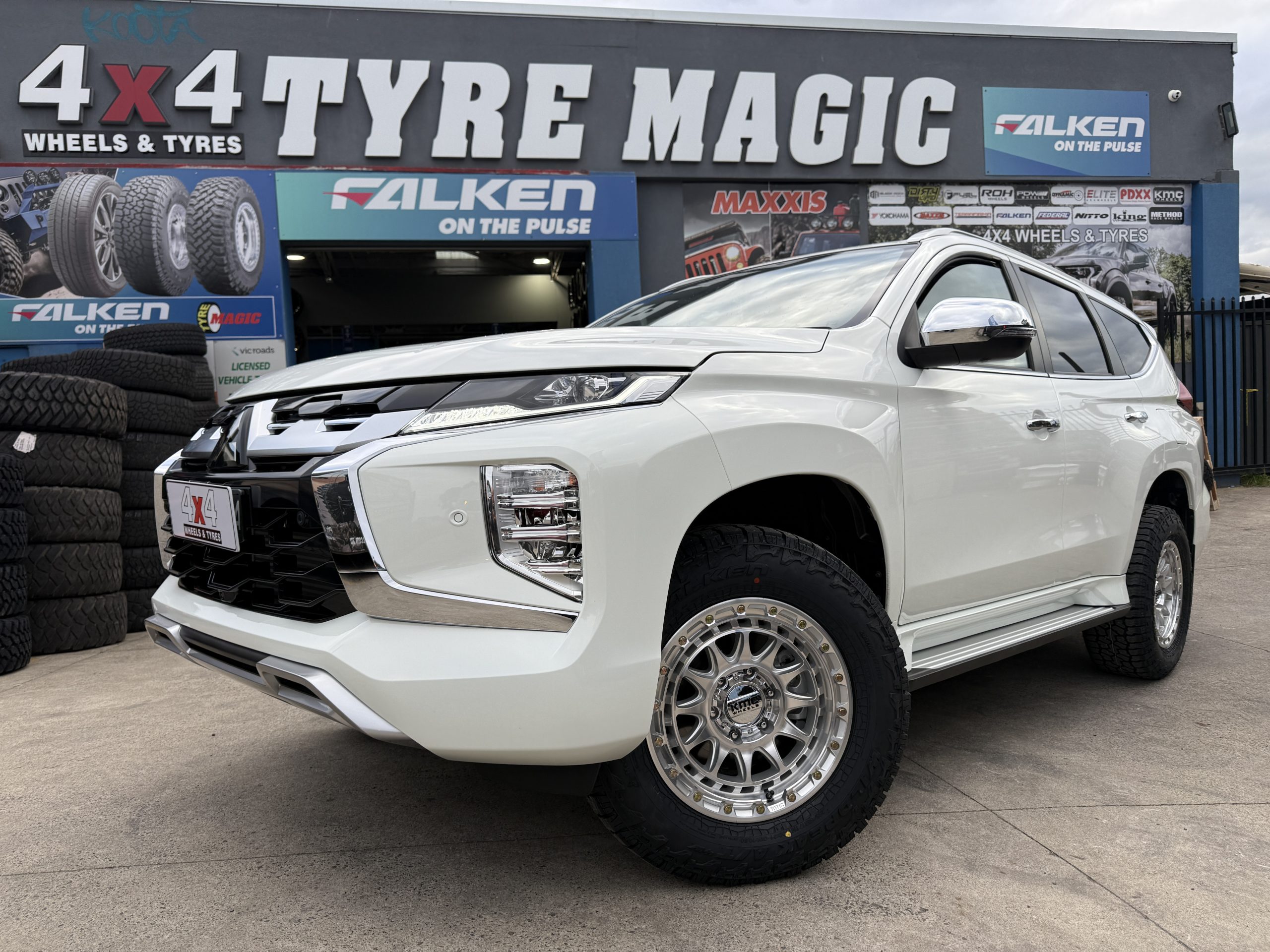 Mitsubishi Pajero Sport - KMC Crux KM556 - Falken wildpeak