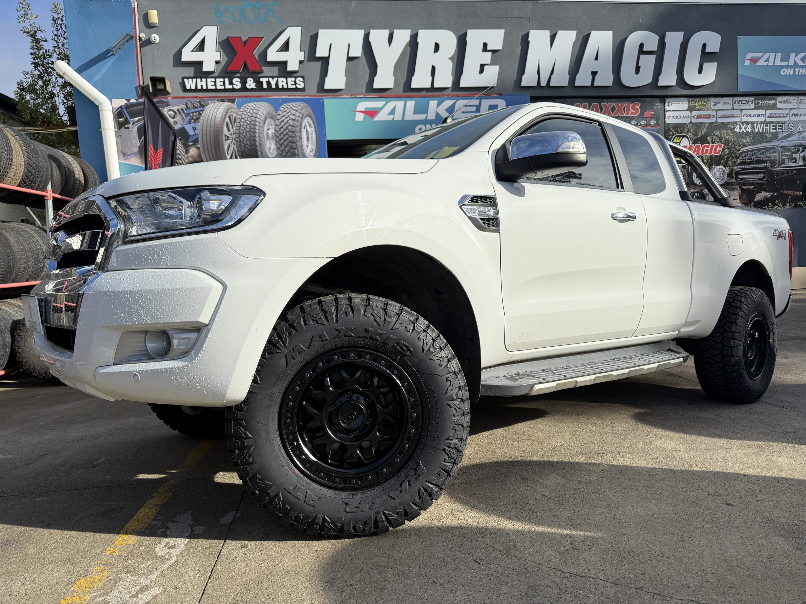 Ford Ranger - KMC KM549 GRS - MAXXIS RAZR AT811