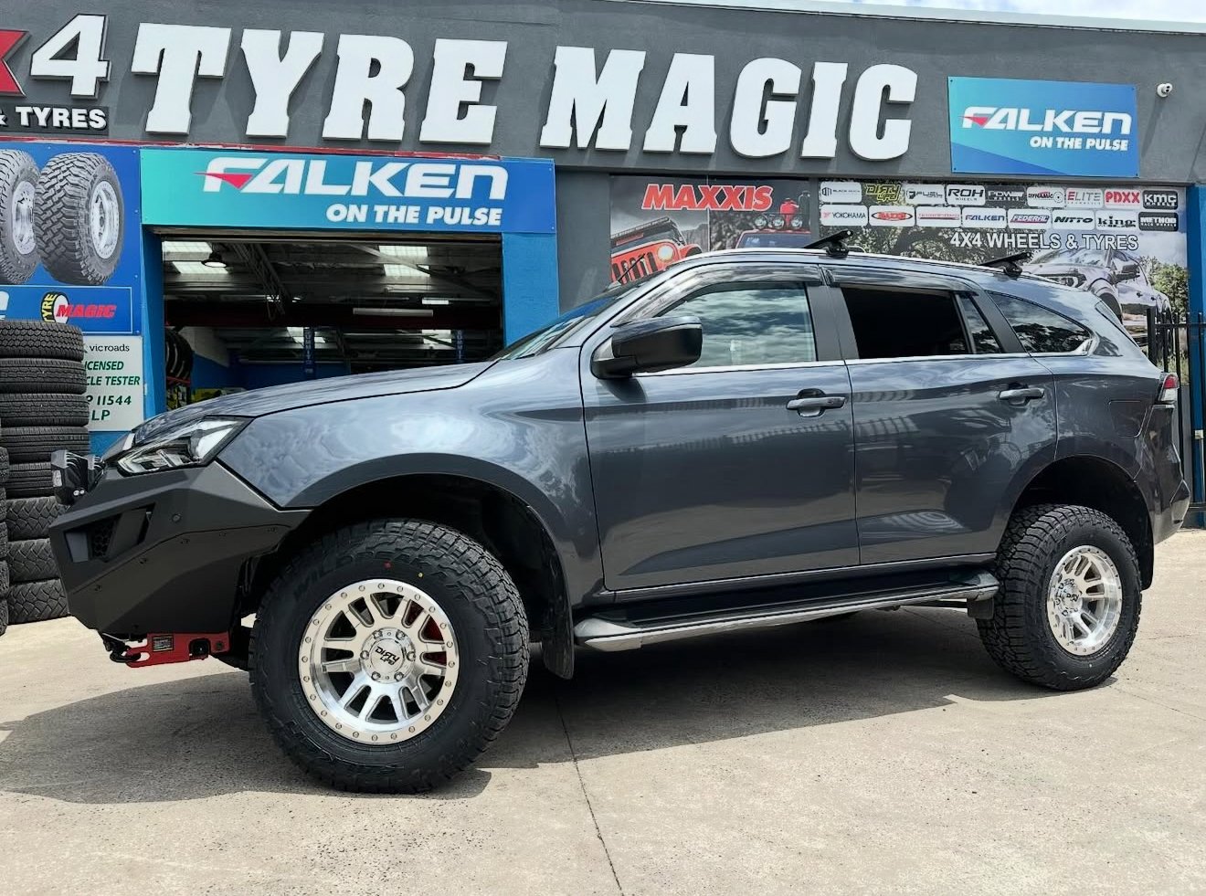 Isuzu MUX - Dirty Life Canyon Pro - Falken Wildpeak