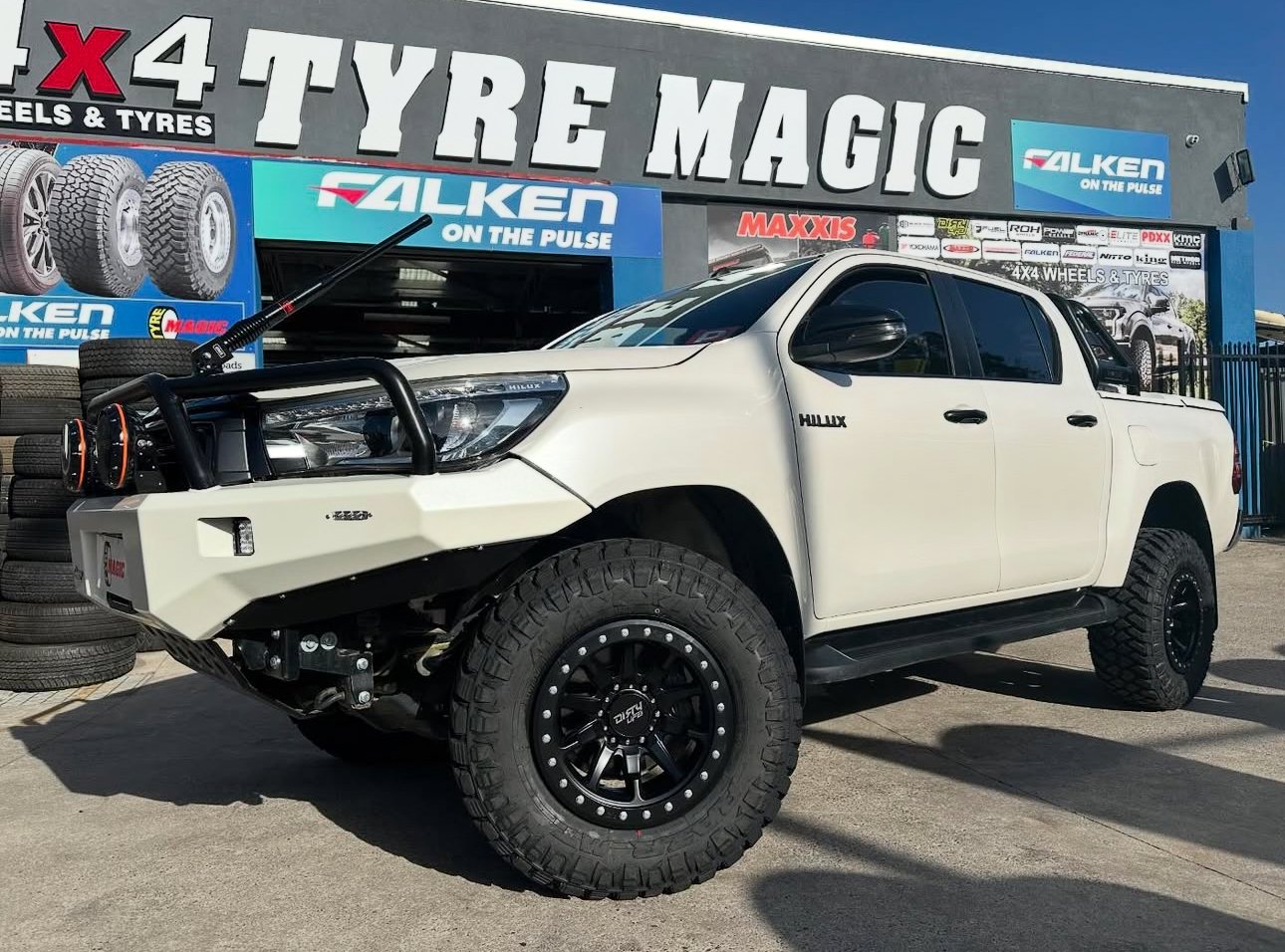 Toyota Hilux - Dirty Life DT2 - Maxxis Razr MT772