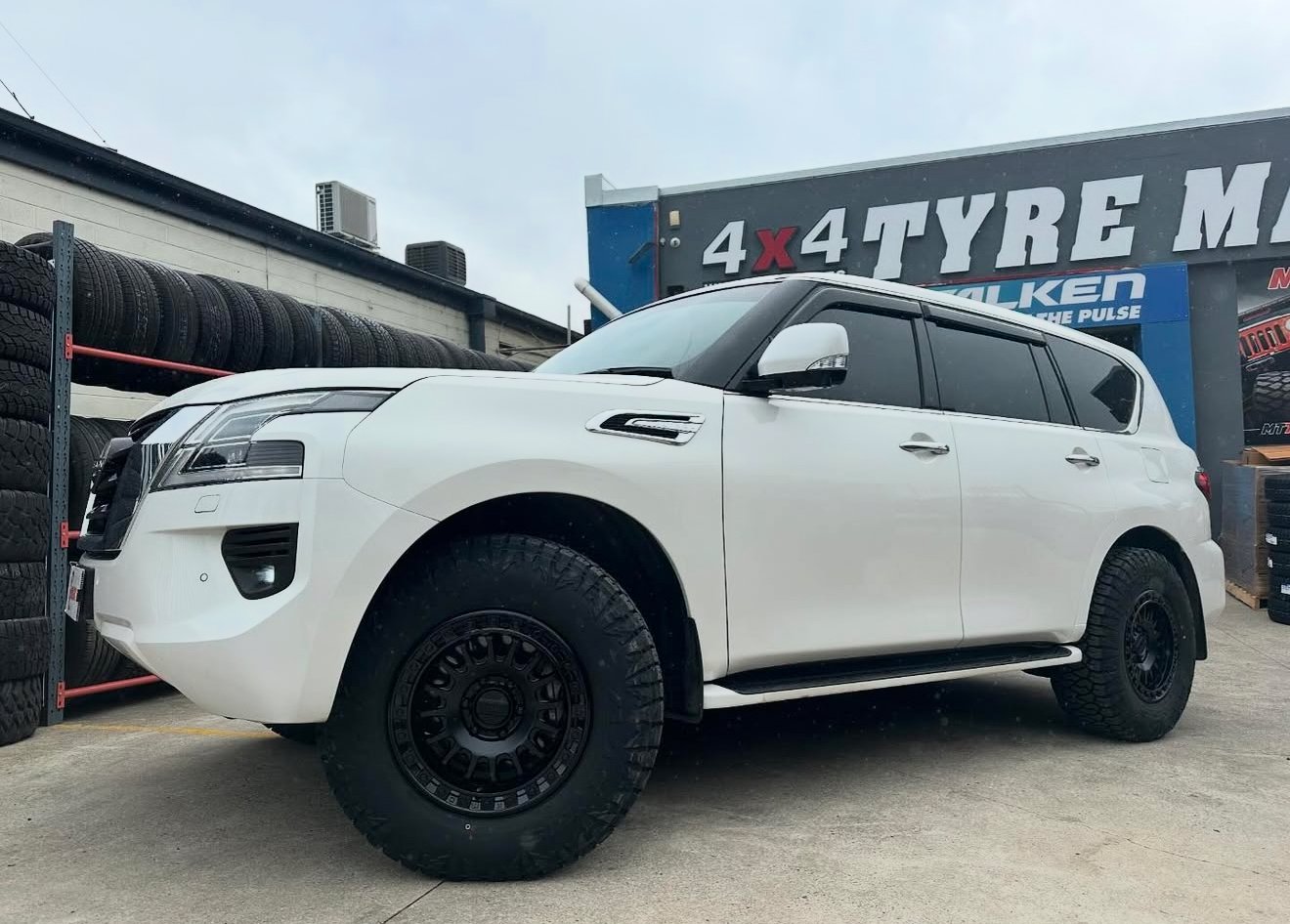 Nissan Patrol Y62 - KMC KM552 IMS Black - Maxxis Razr AT811