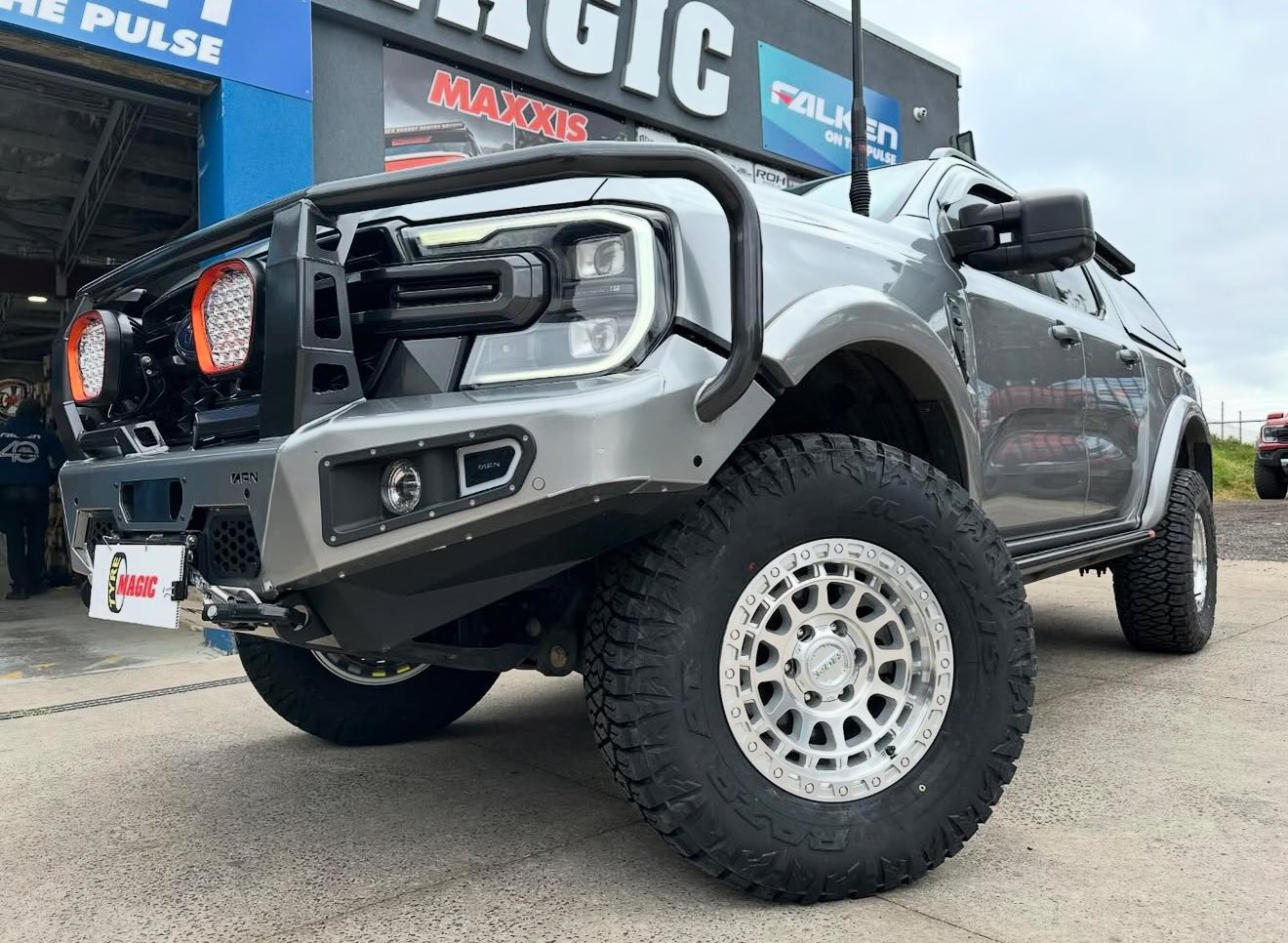 Ford Ranger - ROH Assault machined - Maxxis Razr AT811