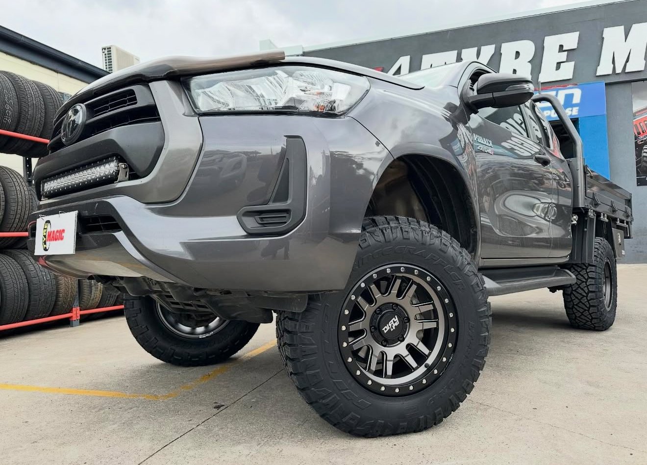 Toyota Hilux - Dirty Life Canyon Pro - Nitto Ridge Grappler
