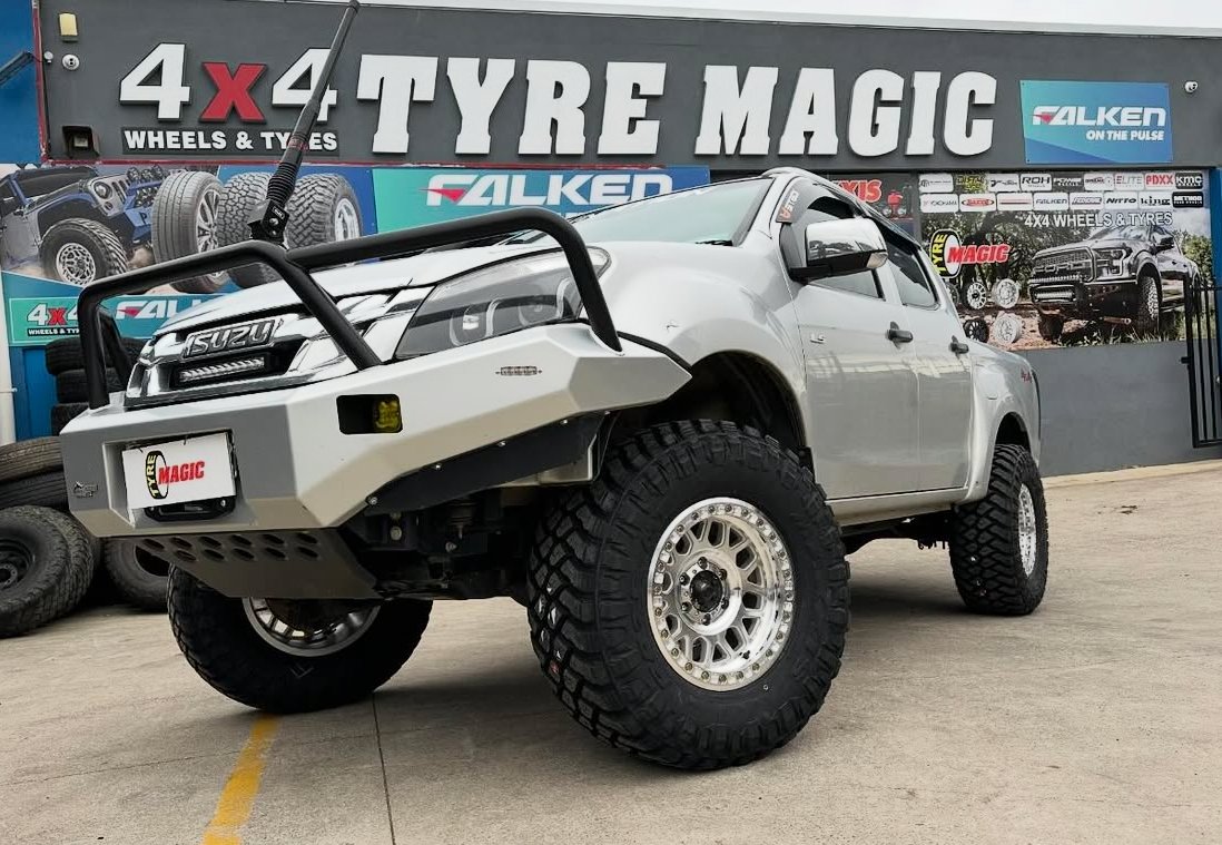 Isuzu D-MAX - KMC KM234 Grenade - Maxxis Razr MT772