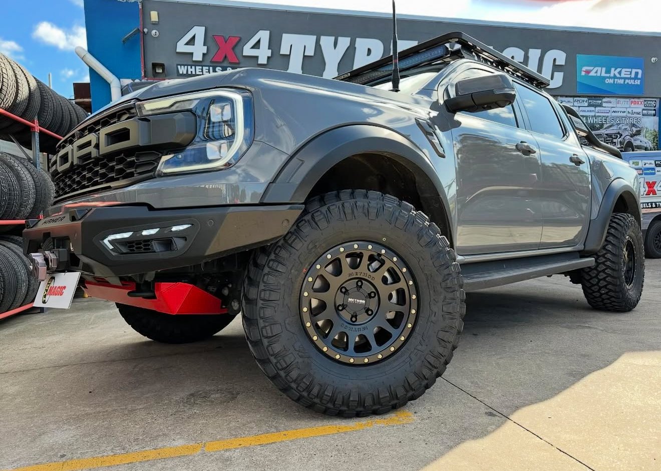 Ford Raptor - Method 305 Matte Black - Maxxis Razr MT772