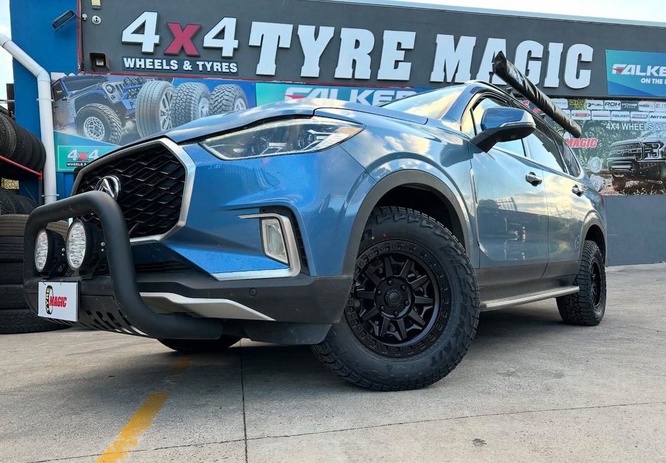 LDV D90 - Black Rock Cage - Falken Wildpeak