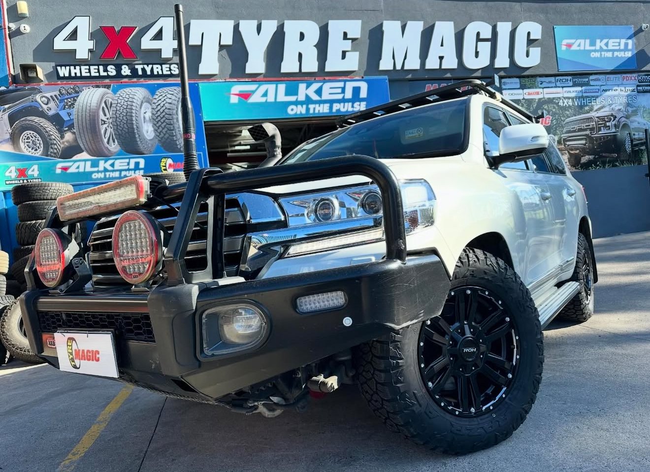 Toyota Landcruiser 200 series - ROH Vapour - Maxxis Razr AT811