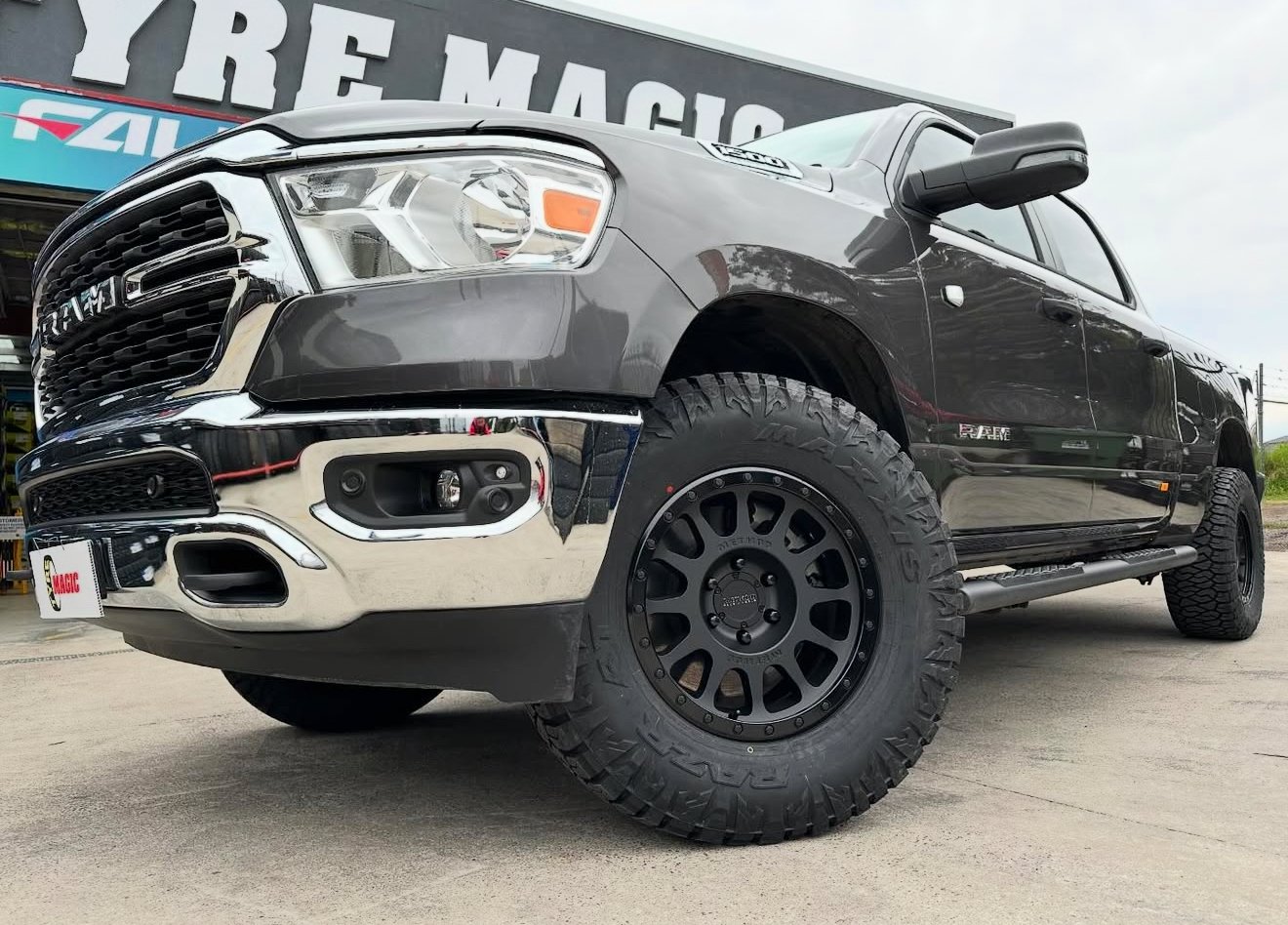 RAM 1500 - Method 305 double Black - Maxxis Razr AT811
