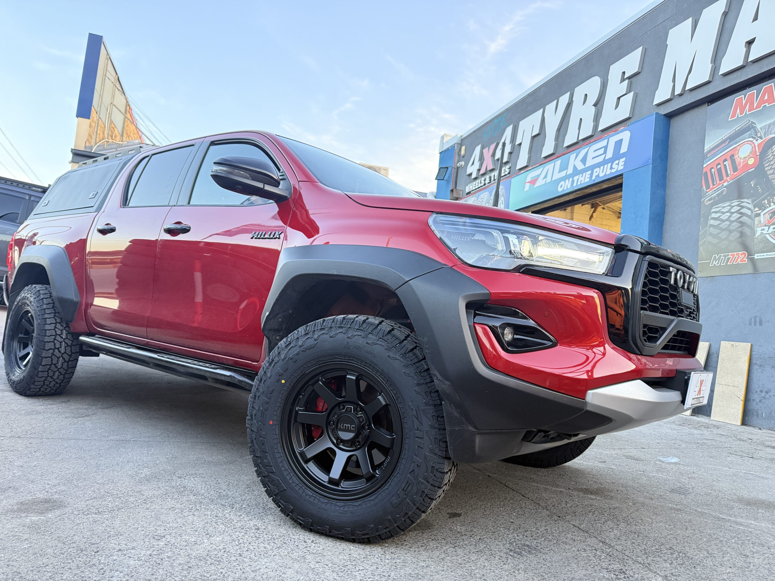 Toyota Hilux - KMC Trail KM723 - Falken Wildpeak