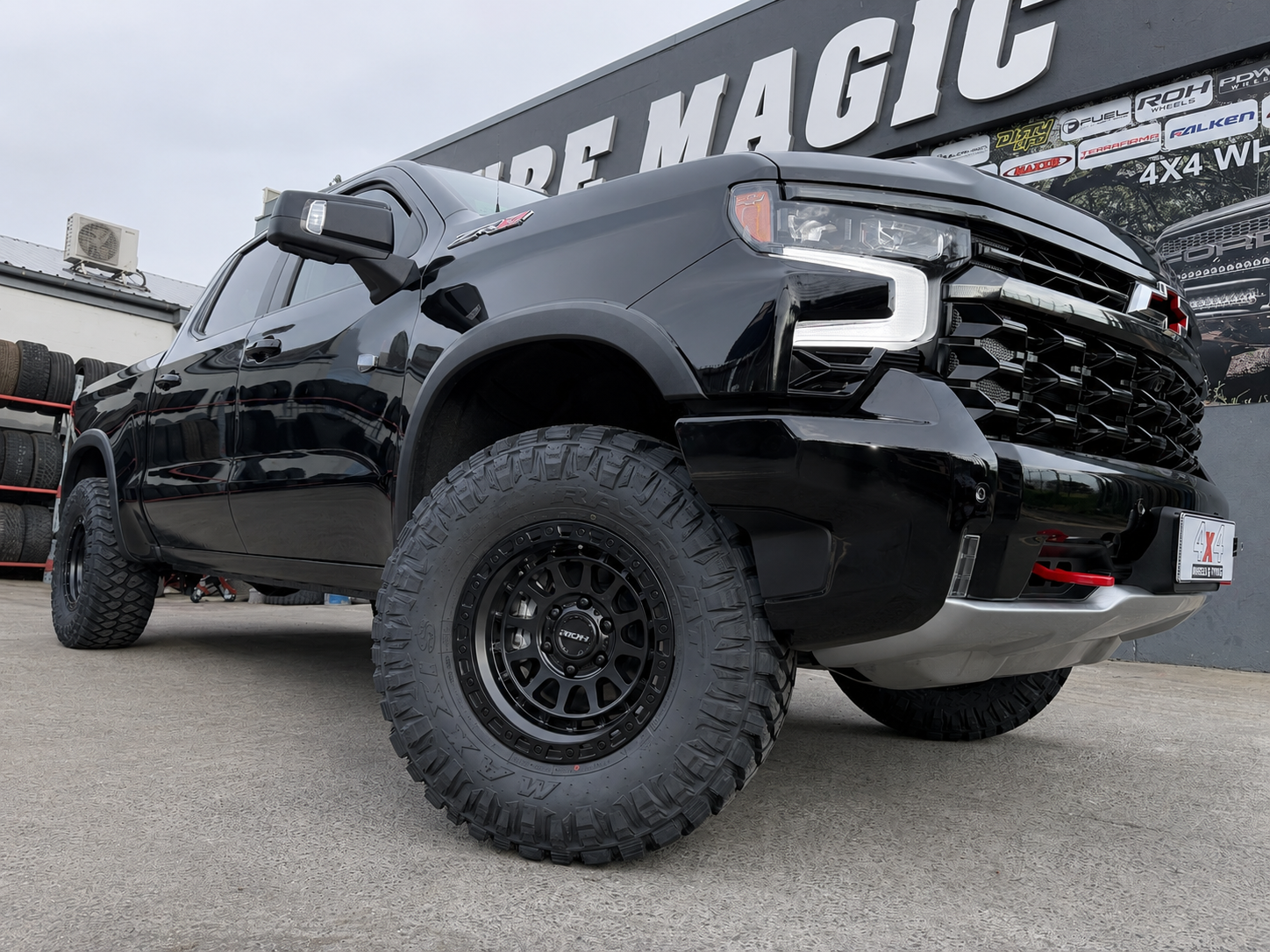 Chevrolet Silverado 1500 - ROH Assault - Maxxis Razr MT772