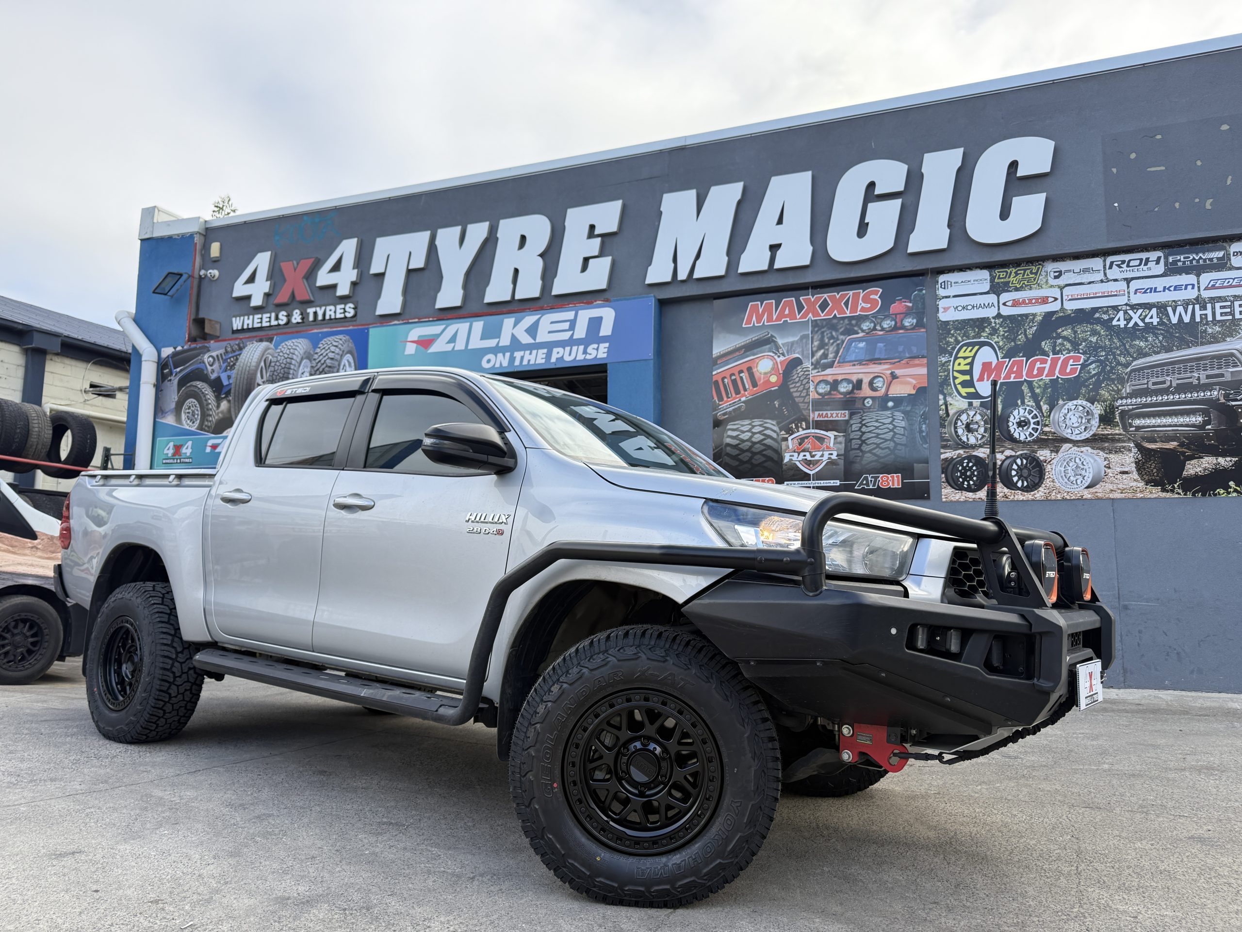 Toyota Hilux - Yokohama G016 XAT - KMC GRS KM549
